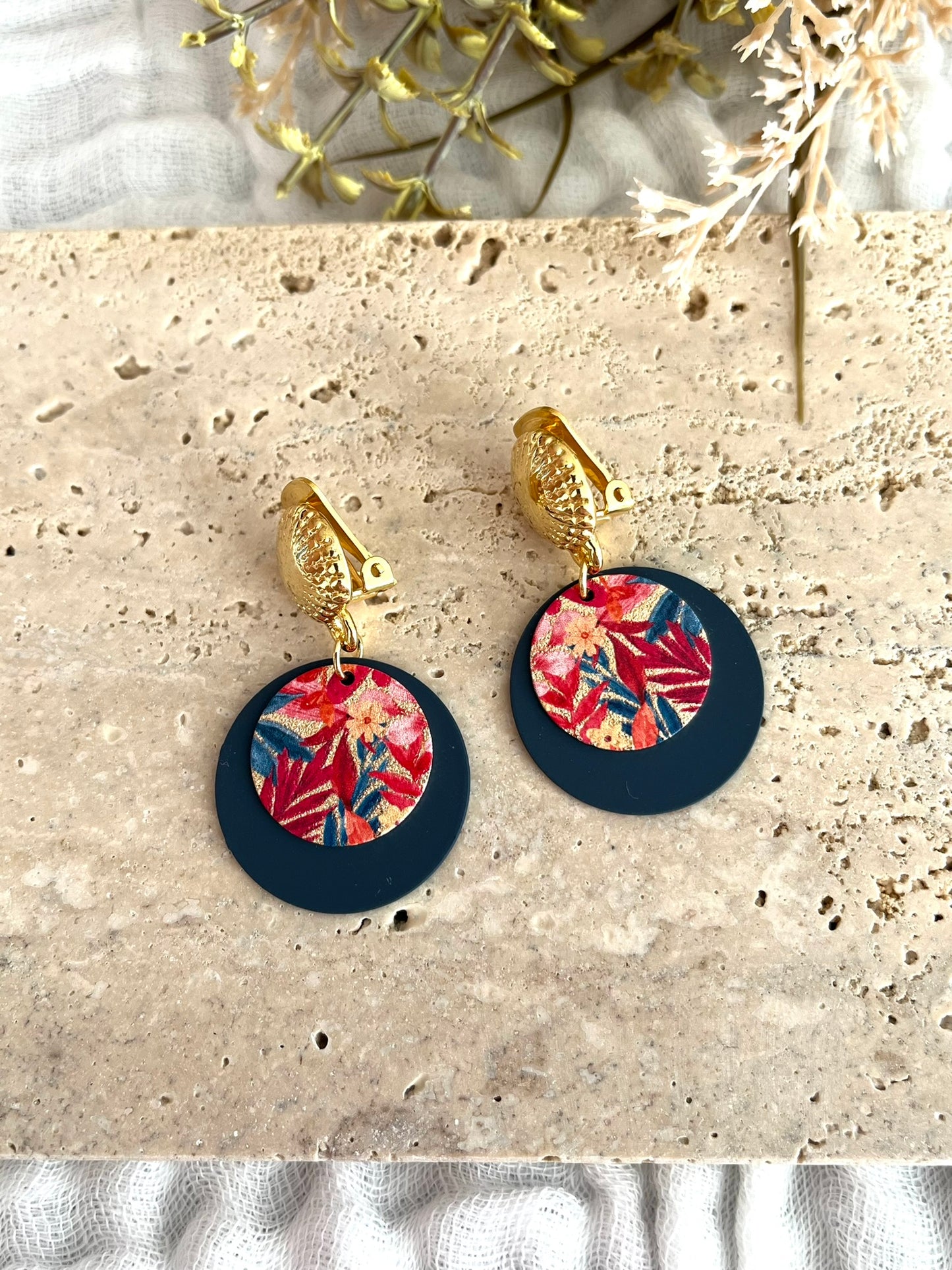 Boucles d'oreilles à clip fantaisie fait main.
Clips d'oreilles demi boule texturée doré à l'or fin.
Sequin rond bleu marine.
Sequin pailleté imprimé fleurs tropicales rose, bleu.
Bijou fantaisie fait main.