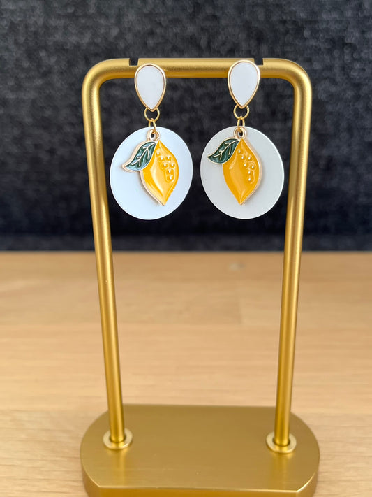 Boucles d'oreilles fantaisie fait main.
Boucles d'oreilles citron jaune et blanc.
Clous d'oreilles goutte or 18k et émail blanc.
Sequin rond blanc, pendentifs citron émaillé jaune et vert.
Bijou fantaisie fait main.