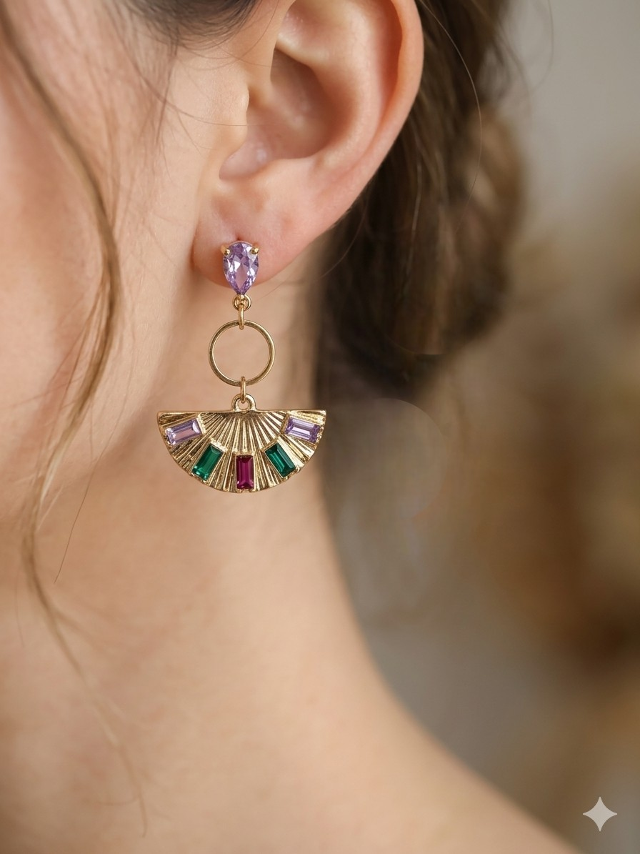 Boucles d'oreilles à clous en forme d'éventail.
Clous d'oreilles en laiton plaqué or 18k et verre parme. Pendentif éventail en laion doré et strass vert, fuchsia, violet.
Bijou fantaisie fait main.