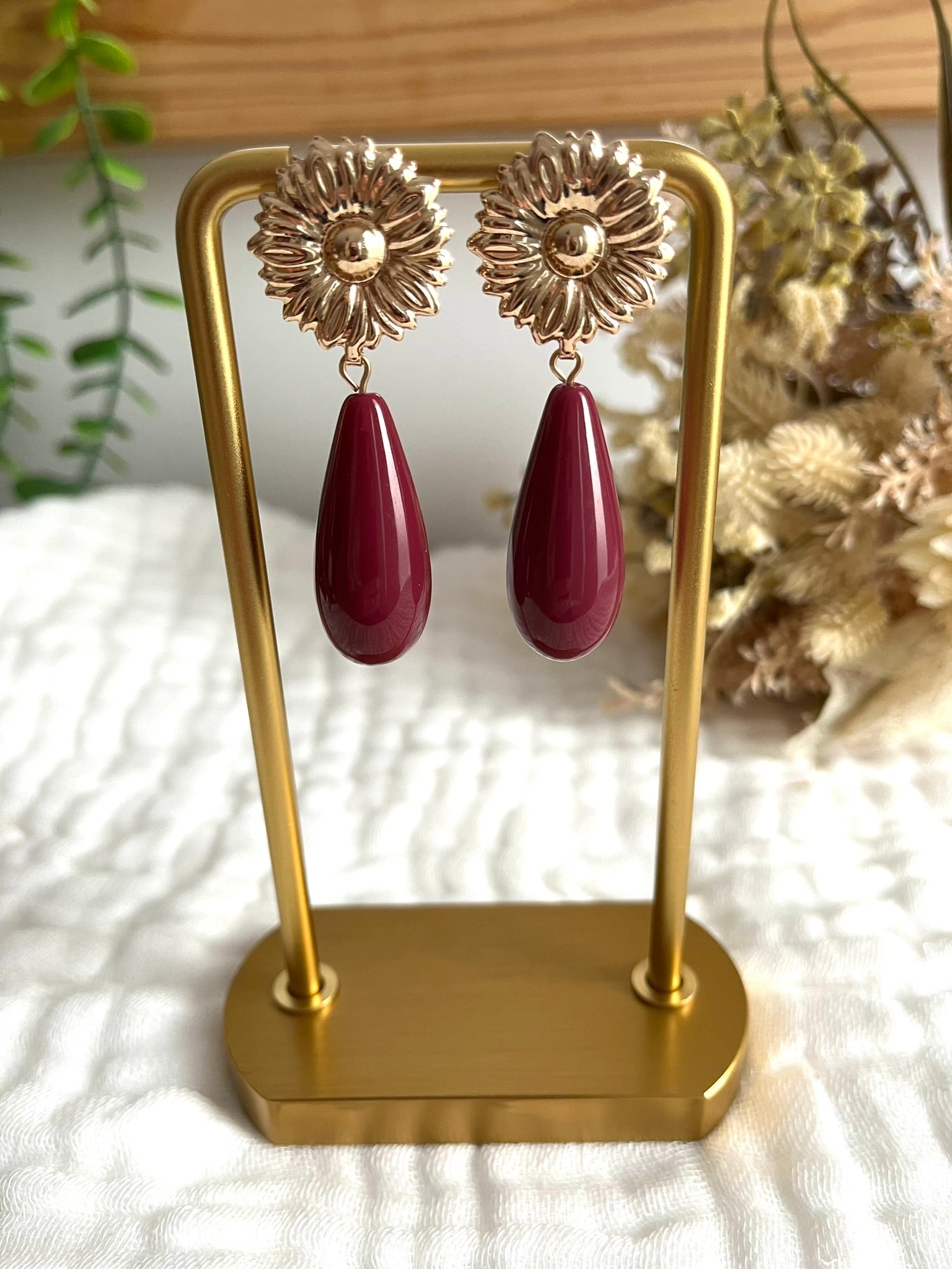 Boucles d'oreilles fantaisie fait main.
Clous d'oreilles fleur en laiton doré.
Perles goutte en résine prune.
Bijou artisanal fait main.