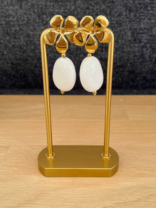 Boucles d'oreilles fantaisie fait main.
Clous d'oreilles fleur en acier inoxydable doré.
Perles en acrylique blanches.
Bijou fantaisie fait main.