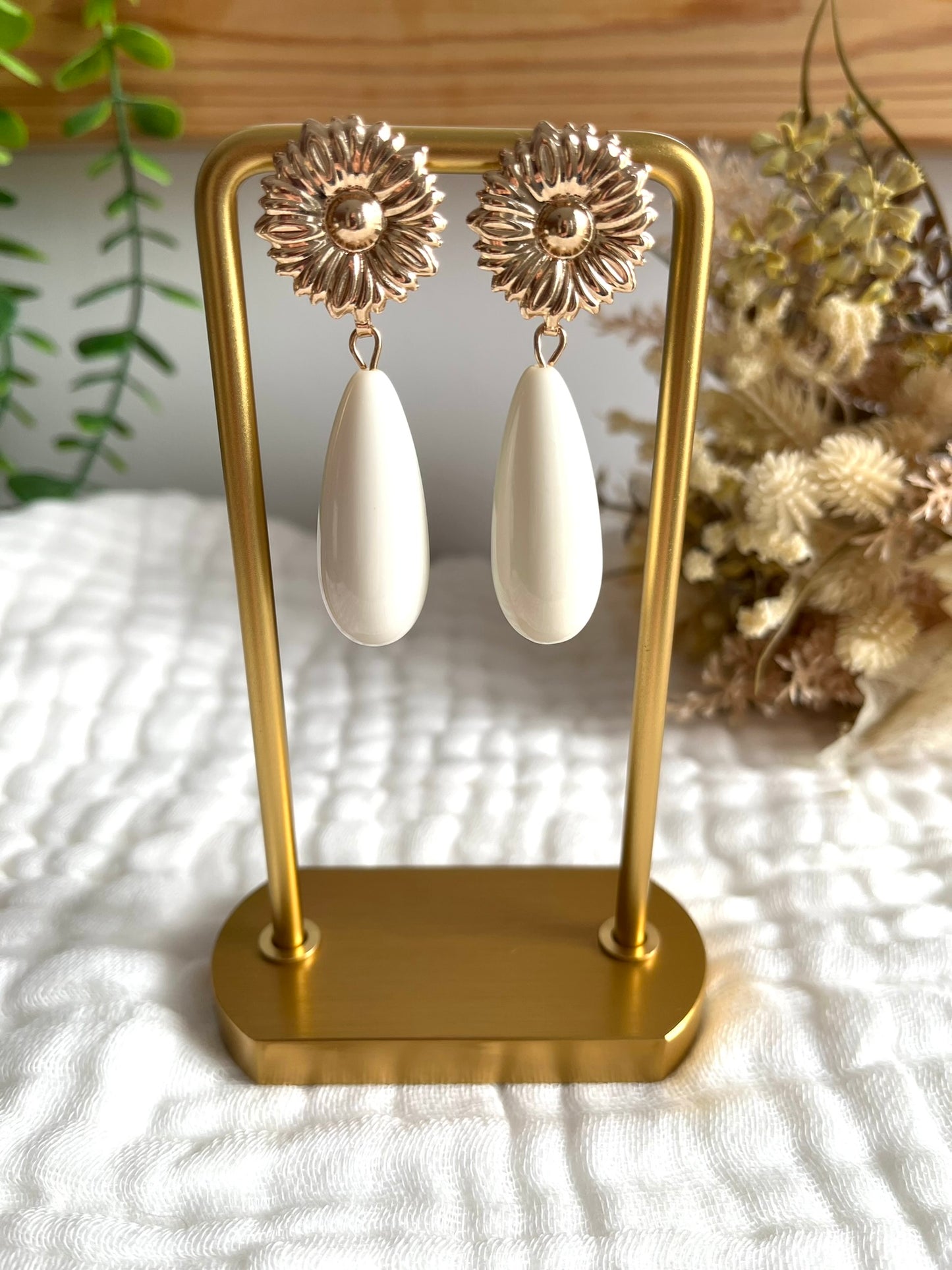 Boucles d'oreilles fantaisie fait main.
Clous d'oreilles fleur en laiton doré.
Perles goutte en résine prune.
Bijou artisanal fait main.