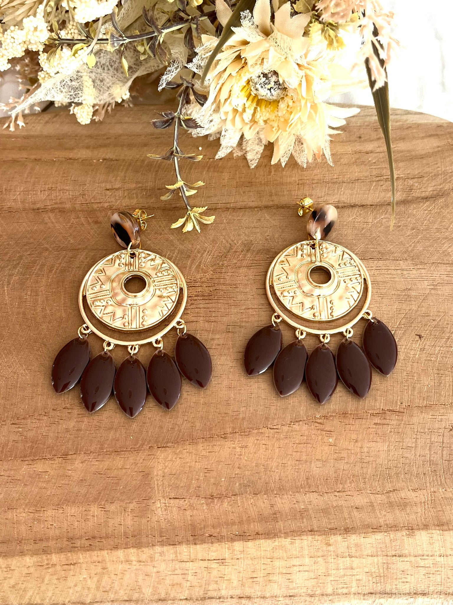 Boucles d'oreilles artisanales, faites à la main
Clous d'oreilles en acier doré et acrylique beige et marron.
Pendentifs ethniques doré.
Sequins navettes émaillés marron chocolat.
Bijou fait main.