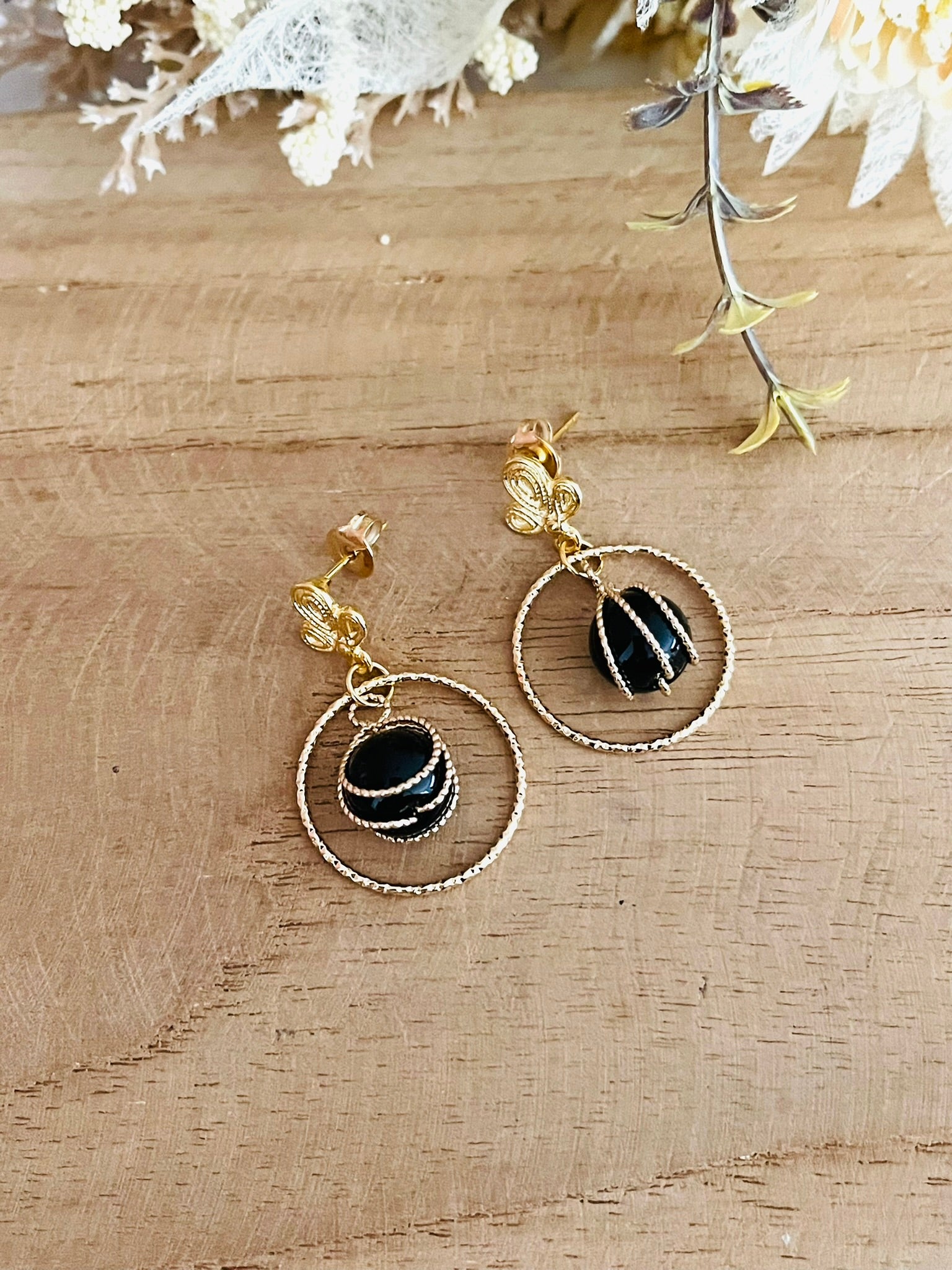 Boucles d'oreilles fantaisie fait main.
Clous d'oreilles feuille en laiton plaqué or 18k.
Anneaux ciselés en laiton plaqué or.
Pendentif perle noire.
Bijou fantaisie fait main.