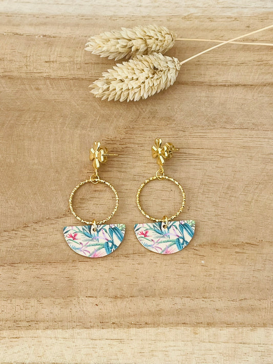 Boucles d'oreilles fantaisie faites main.
Clous d'oreilles fleur en acier inoxydable doré.
Anneaux fermés ciselés en acier inox.
Pendentifs demi-lune dorés et imprimé de feuilles tropicales rose et vert.
Bijou fantaisie fait main