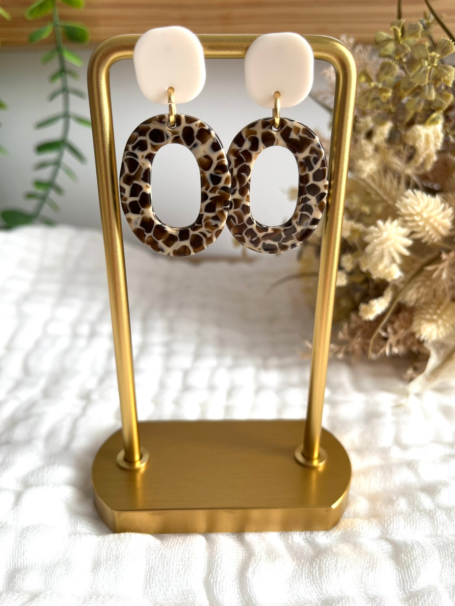 Boucles d'oreilles fantaisie fait main.
Boucles d'oreilles à clous en acrylique. Pendentifs ovales marron et beige.
Bijoux fantaisie fait main