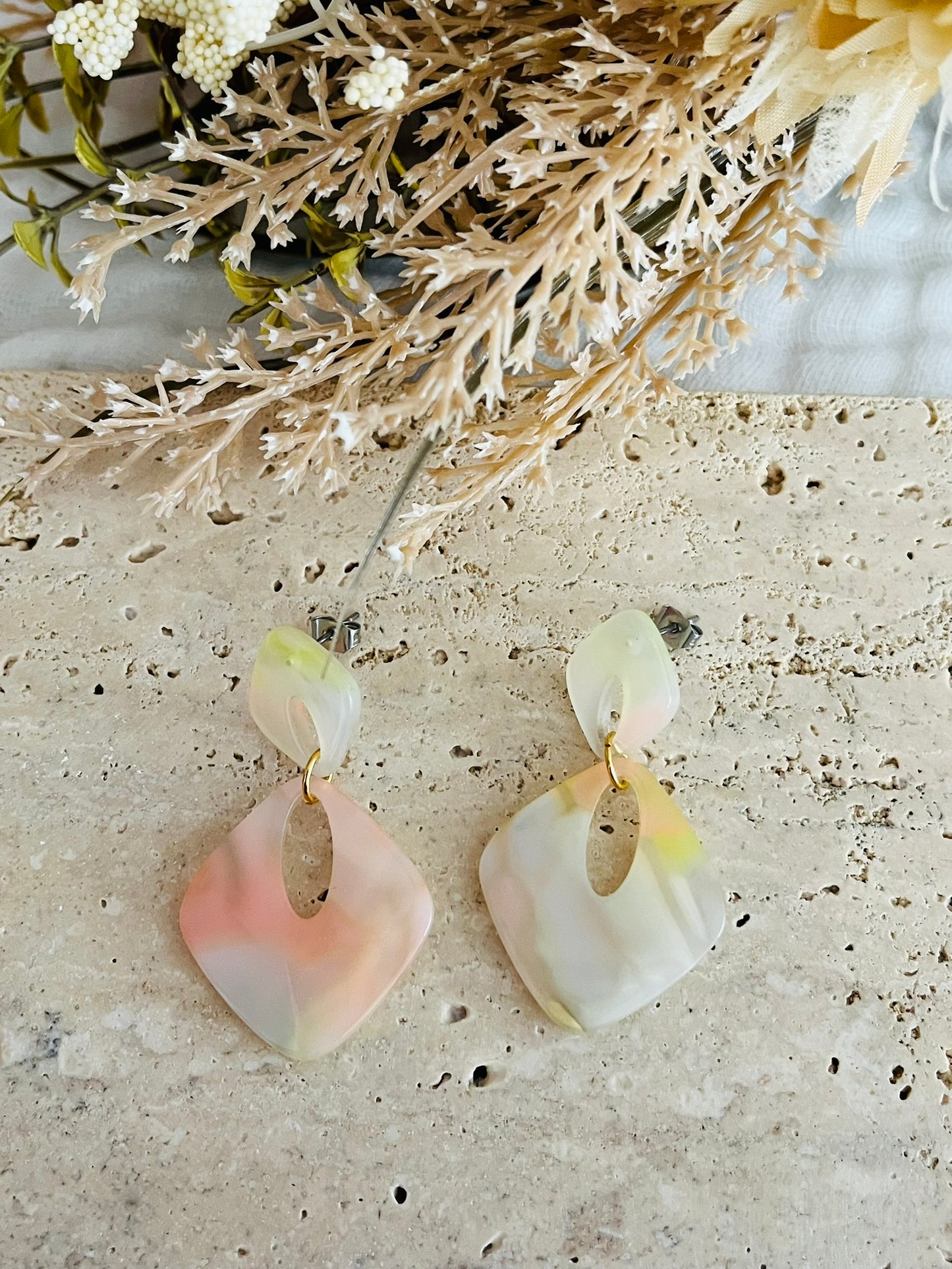Boucles d'oreilles fantaisie fait main.
Clous d'oreilles losange en acrylique.
Pendentif losange évidé en acrylique.
4 couleurs: jaune, ivoire, marbré corail, marbré pêche nacré pailleté.
Bijou fantaisie fait main.