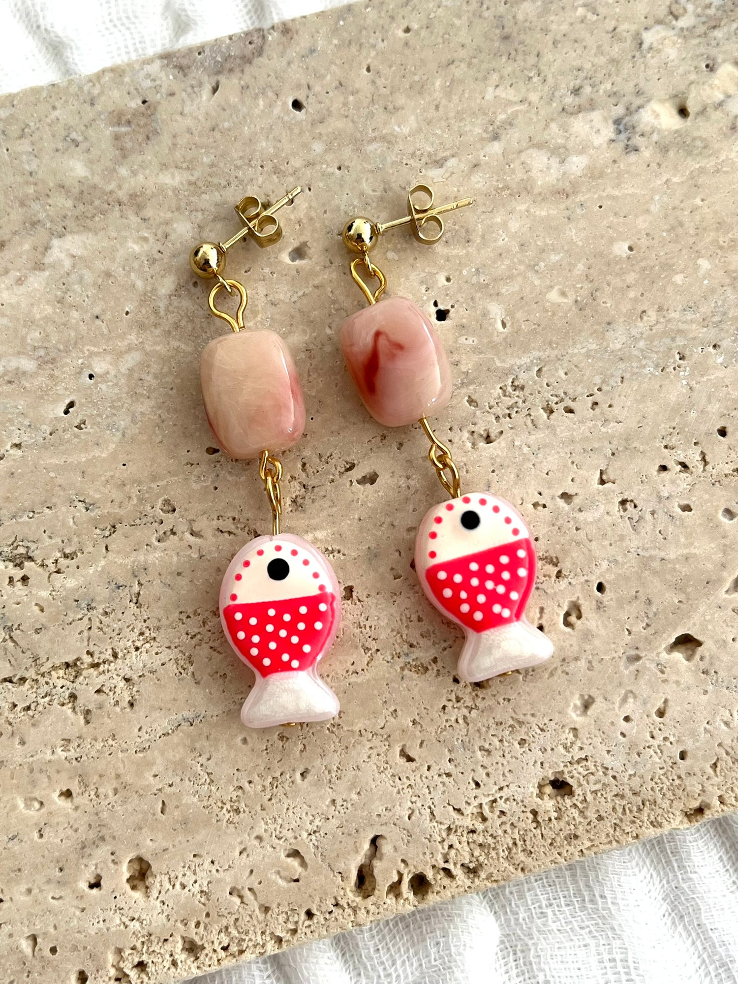 Boucles d'oreilles fantaisie fait main.
Clous d'oreilles boule en acier inox doré;
Perle rectangle en acrylique rose nude;
Perle poisson en verre fuchsia, blanc
Bijou fait main.