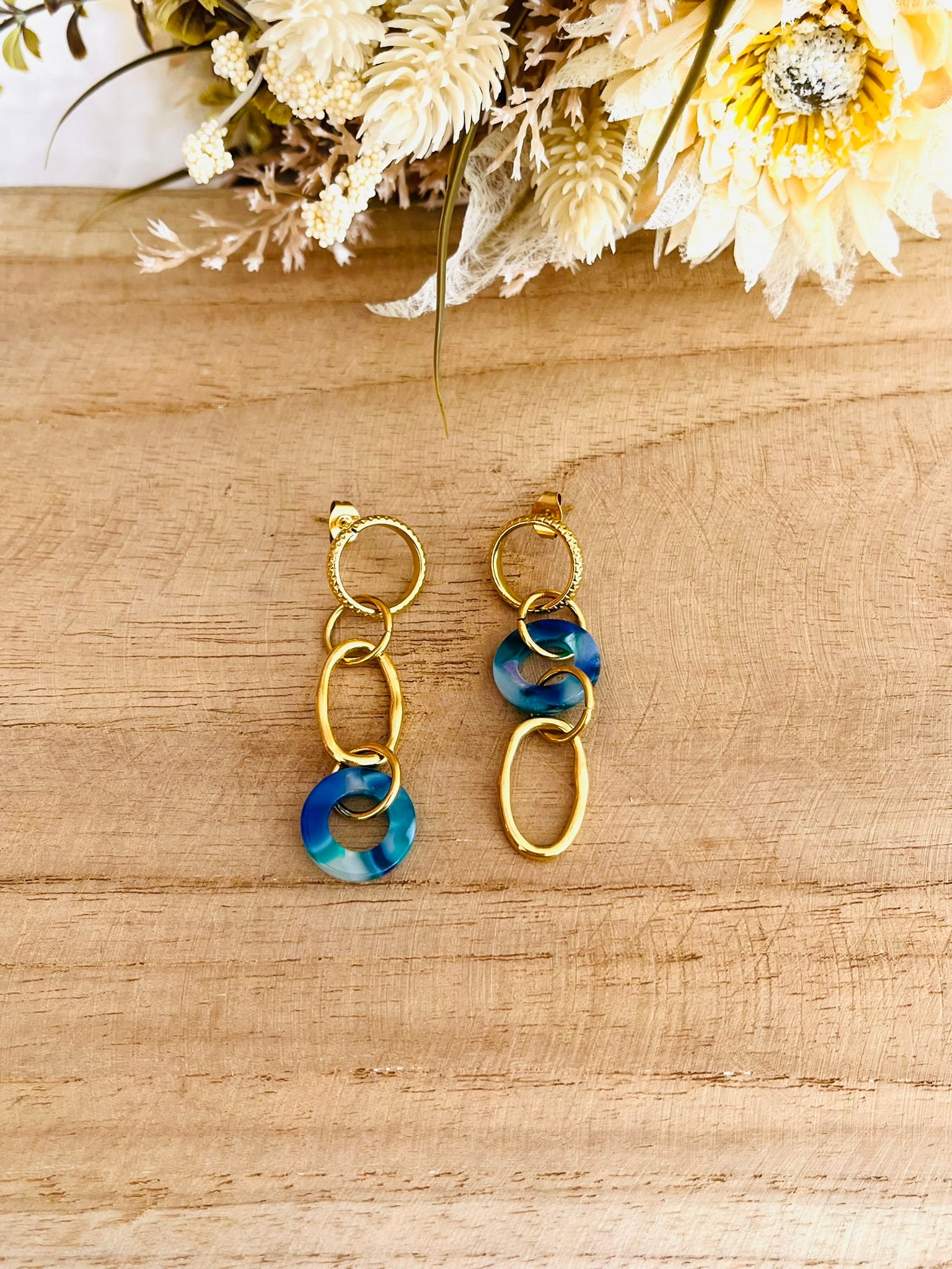 Boucles d'oreilles fantaisie faites main.
Boucles d'oreilles asymétriques en acier inoxydable doré. Pendentifs ronds donuts en acrylique bleu-vert.
Bijou fantaisie fait main.