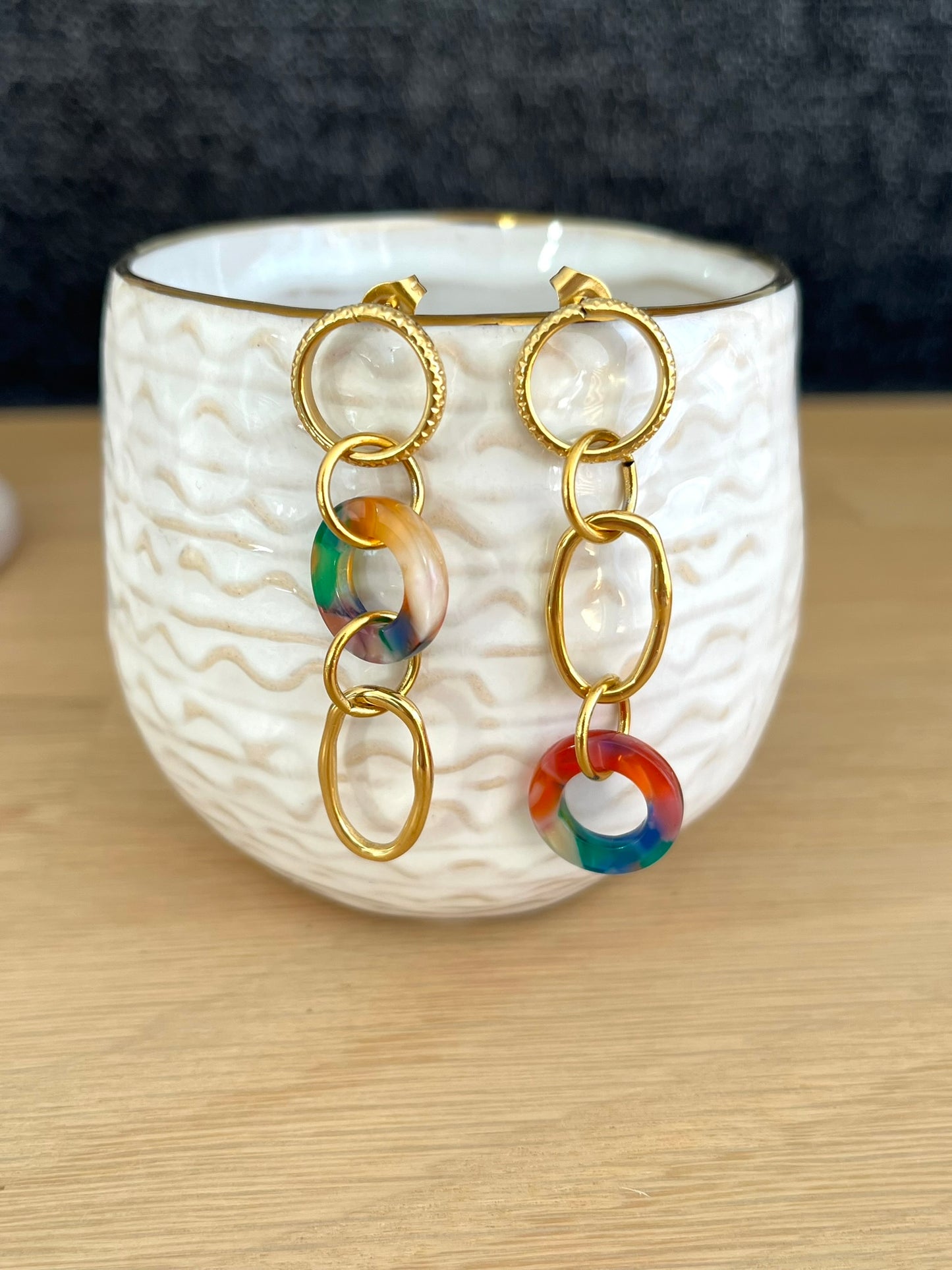 Boucles d'oreilles fantaisie faites main.
Boucles d'oreilles asymétriques en acier inoxydable doré. Pendentifs ronds donuts en acrylique rouge-vert.
Bijou fantaisie fait main.