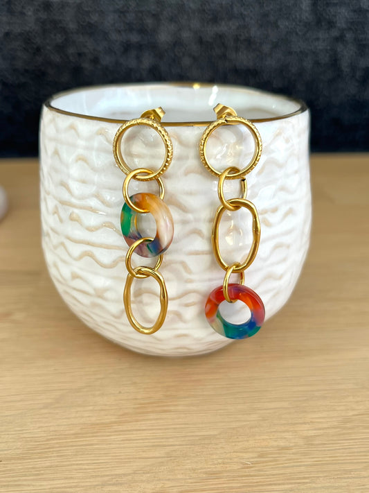 Boucles d'oreilles fantaisie faites main.
Boucles d'oreilles asymétriques en acier inoxydable doré. Pendentifs ronds donuts en acrylique rouge-vert.
Bijou fantaisie fait main.