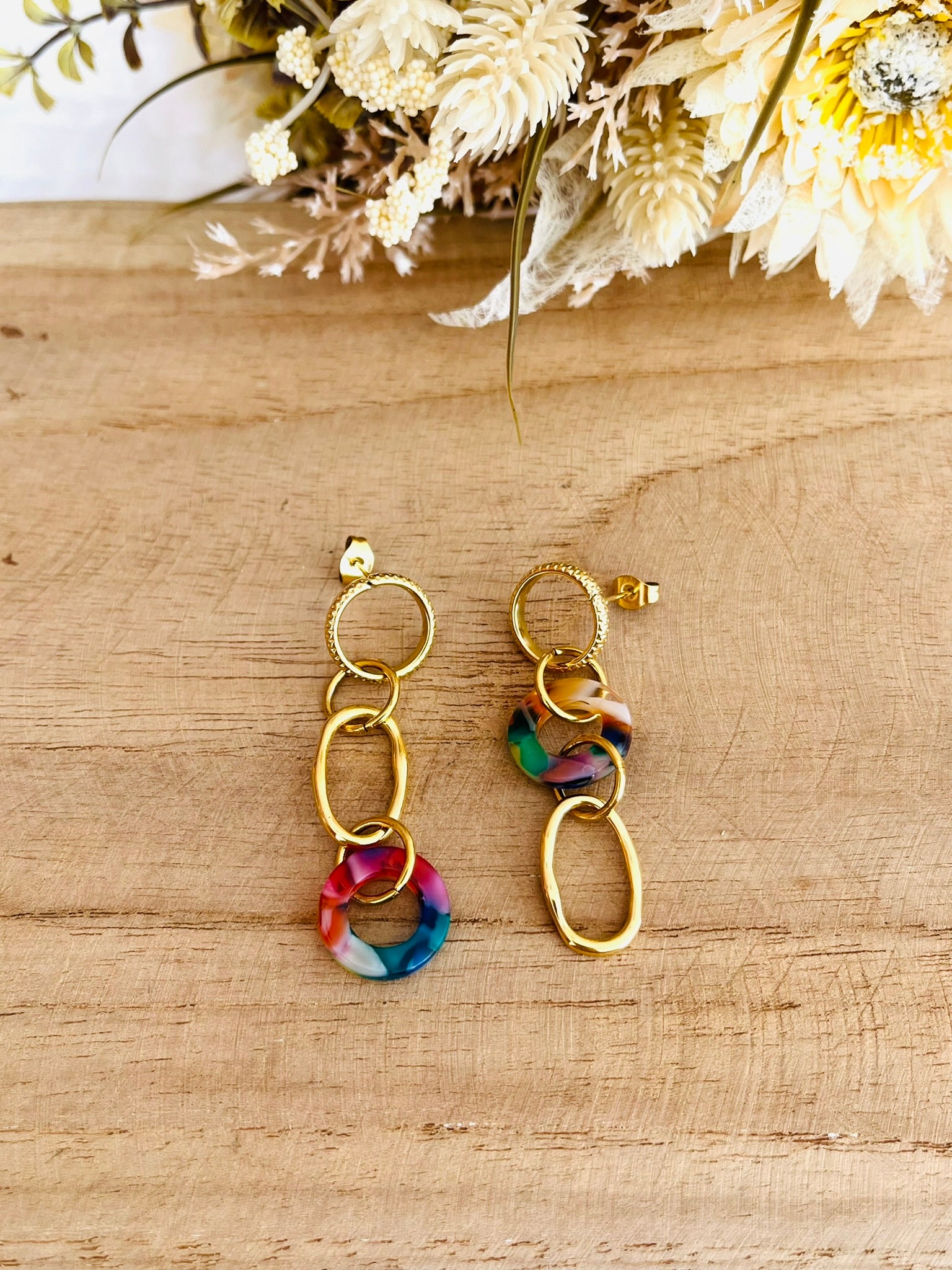 Boucles d'oreilles fantaisie faites main.
Boucles d'oreilles asymétriques en acier inoxydable doré. Pendentifs ronds donuts en acrylique rouge-vert.
Bijou fantaisie fait main.