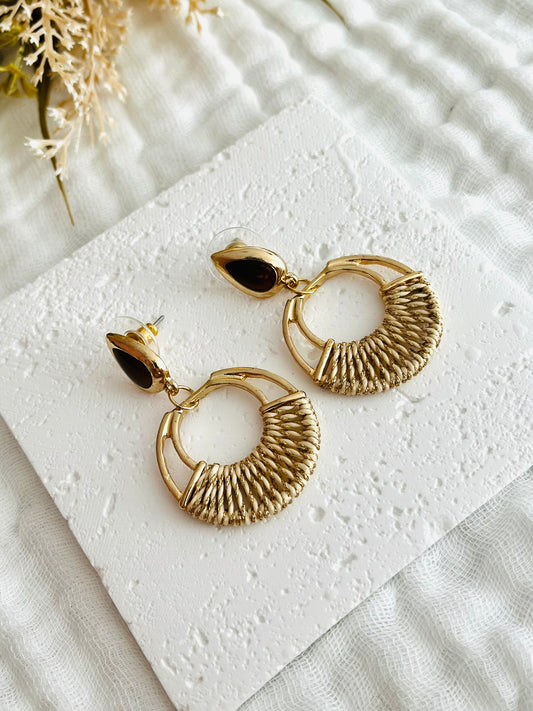 Boucles d'oreilles fantaisie fait main.
Clous d'oreilles goutte doré avec un cabochon marron foncé.
Pendentif rond doré avec un tissage de file beige et doré.
Bijou fantaisie fait main.