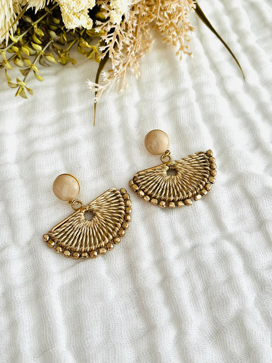Boucles d'oreilles fantaisie fait main.
Clous d'oreilles en laiton doré orné d'un cabochon beige nacré.
Pendentif éventail tissé beige et doré.
Bijou fantaisie fait main.