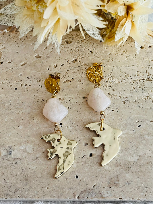 Boucles d'oreilles fantaisie fait main.
Clous d'oreilles ronds en acier inox doré. Connecteurs perles en acrylique blanc. Pendentif hirondelle, oiseau doré.
Bijou fantaisie fait main.