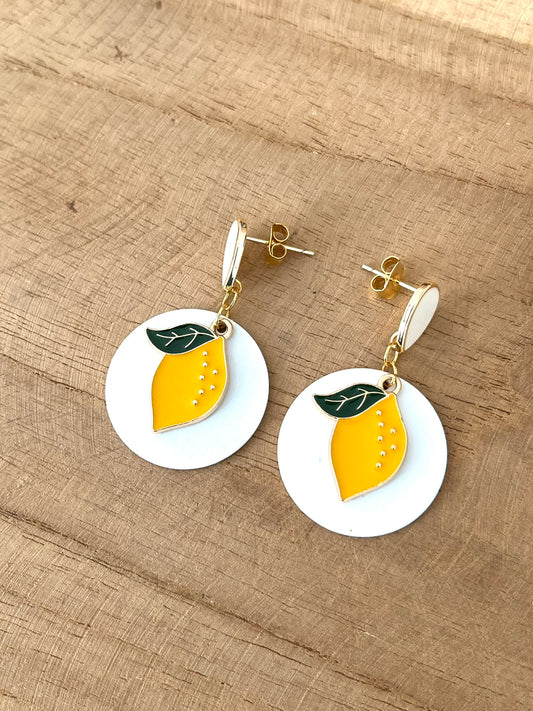Boucles d'oreilles fantaisie fait main.
Boucles d'oreilles citron jaune et blanc.
Clous d'oreilles goutte or 18k et émail blanc.
Sequin rond blanc, pendentifs citron émaillé jaune et vert.
Bijou fantaisie fait main.