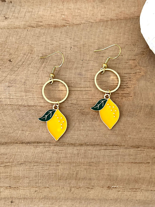 Boucles d'oreilles fantaisie fait main.
Crochets d'oreilles en acier inoxydable doré.
Anneaux fermés rond en laiton or 18k, pendentifs citron émaillés jaune et vert.
Bijou fantaisie fait main.