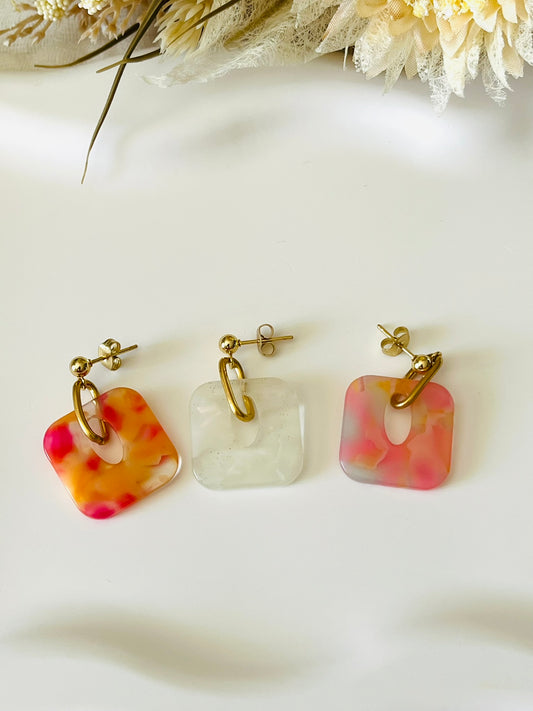 Boucles d'oreilles fantaisie fait main.
Clous d'oreilles en acier doré. Pendentif carré en acrylique marbré.
Bijou fait main.