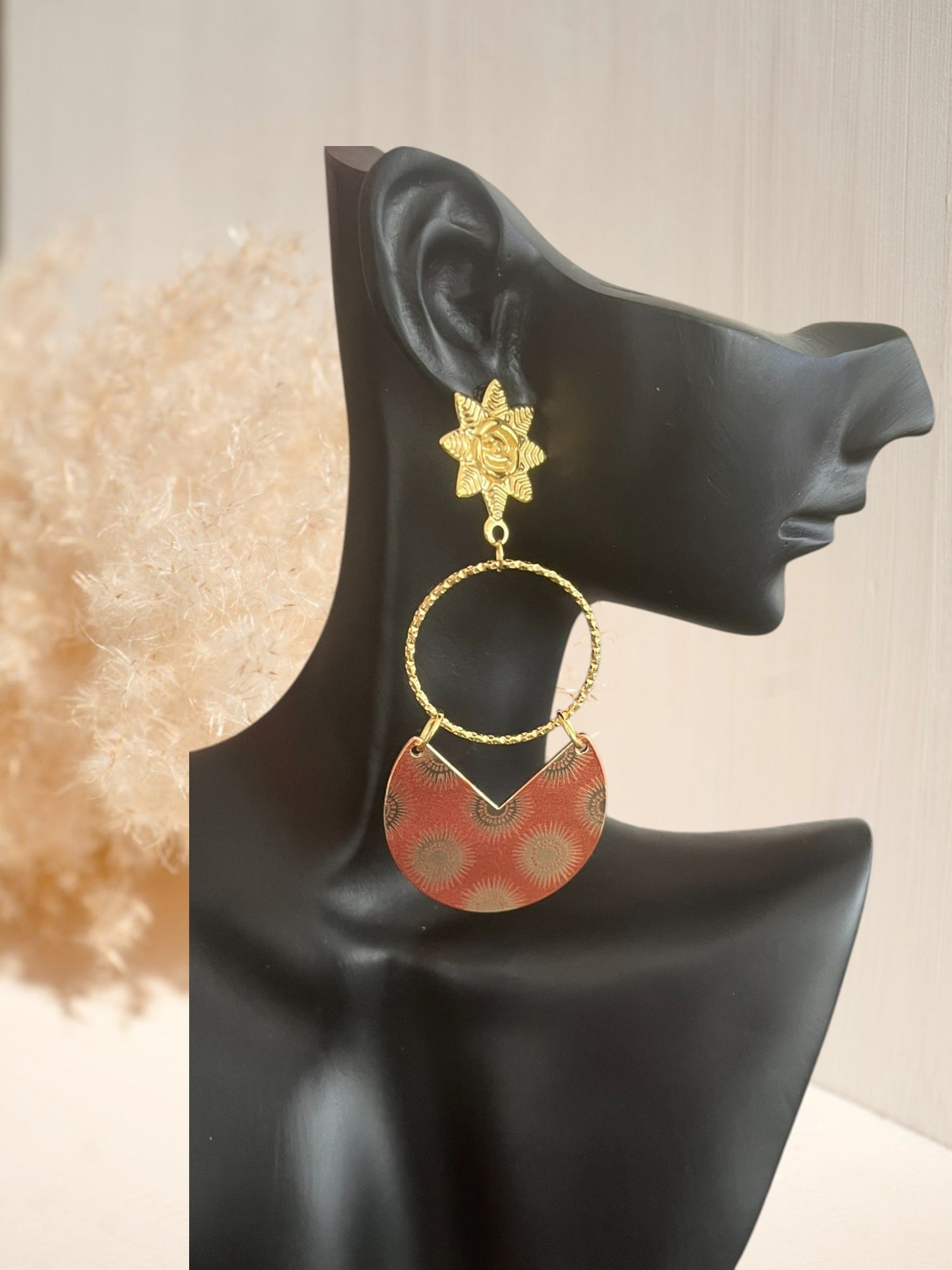 Boucles d'oreilles fantaisie soleil acier doré et orange terracotta.
Bijou fantaisie fait main.