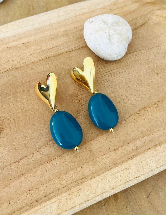 Boucles d'oreilles fantaisie fait main.
Clous d'oreilles coeur en acier inoxydable doré.
Perles en acrylique vert canard.
Bijou fantaisie fait main.