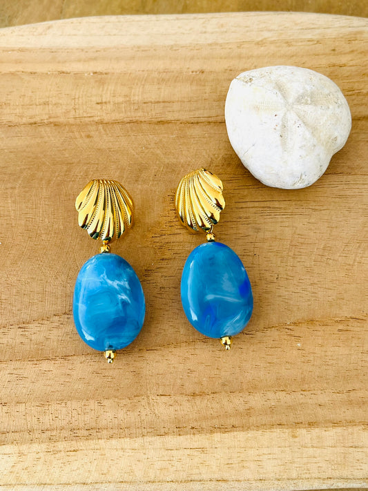 Boucles d'oreilles fantaisie fait main.
Clous d'oreilles coquillage en acier inoxydable doré.
Perles en acrylique bleu marbré.
Bijou fantaisie fait main.
