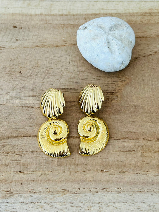 Boucles oreilles fantaisie fait main en acier inoxydable.
Clous d'oreilles coquillage et pendentif coquillage à spirale en acier doré.
Bijou fantaisie fait main.