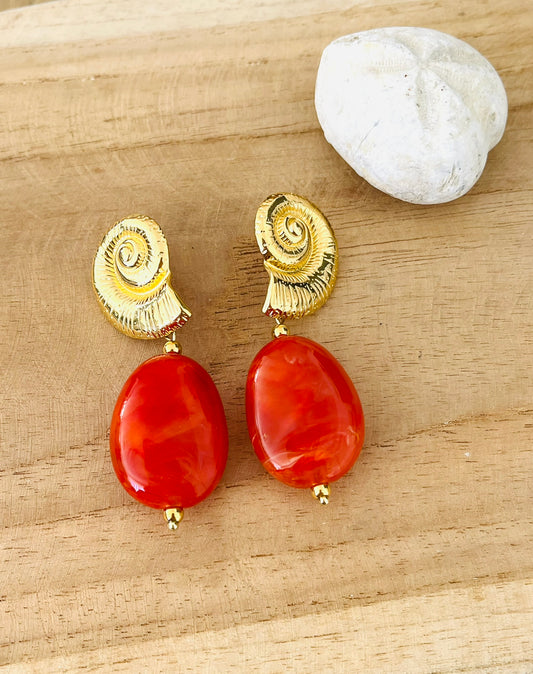 Boucles d'oreilles fantaisie fait main.
Clous d'oreilles coquillage en acier inoxydable doré.
Perles en acrylique orange marbré.
Bijou fantaisie fait main.