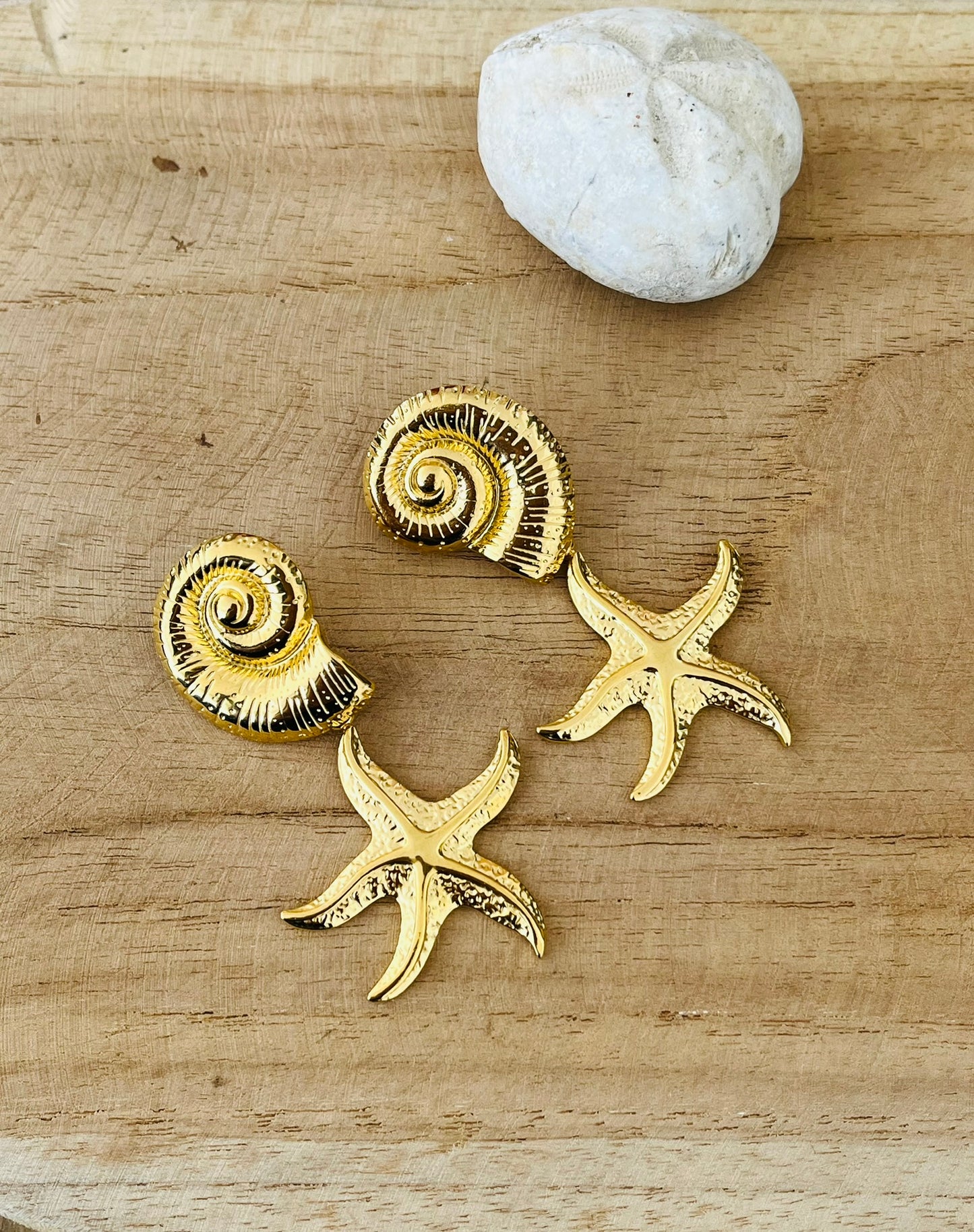 Boucles d'oreilles fantaisie fait main.
Clous d'oreilles coquillage en spirale et pendentifs étoile de mer en acier inoxydable doré.
Bijou fantaisie fait main