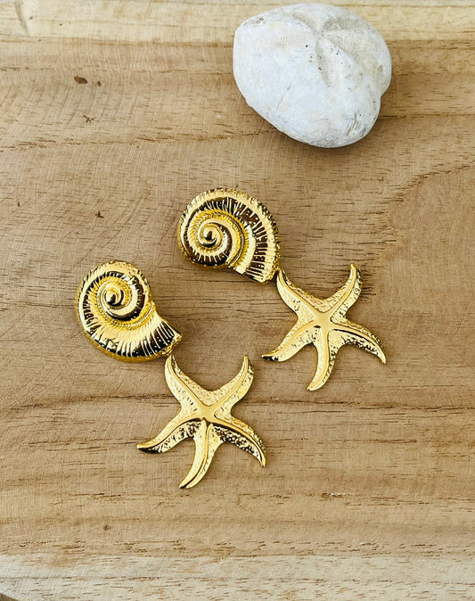 Boucles d'oreilles fantaisie fait main.
Clous d'oreilles coquillage en spirale et pendentifs étoile de mer en acier inoxydable doré.
Bijou fantaisie fait main