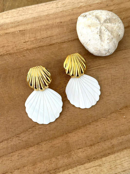 Boucles d'oreilles fantaisie fait main.
Clous d'oreilles coquillage en acier inoxydable doré.
Pendentif coquillage en nacre.
Bijoux fantaisie fait main.
