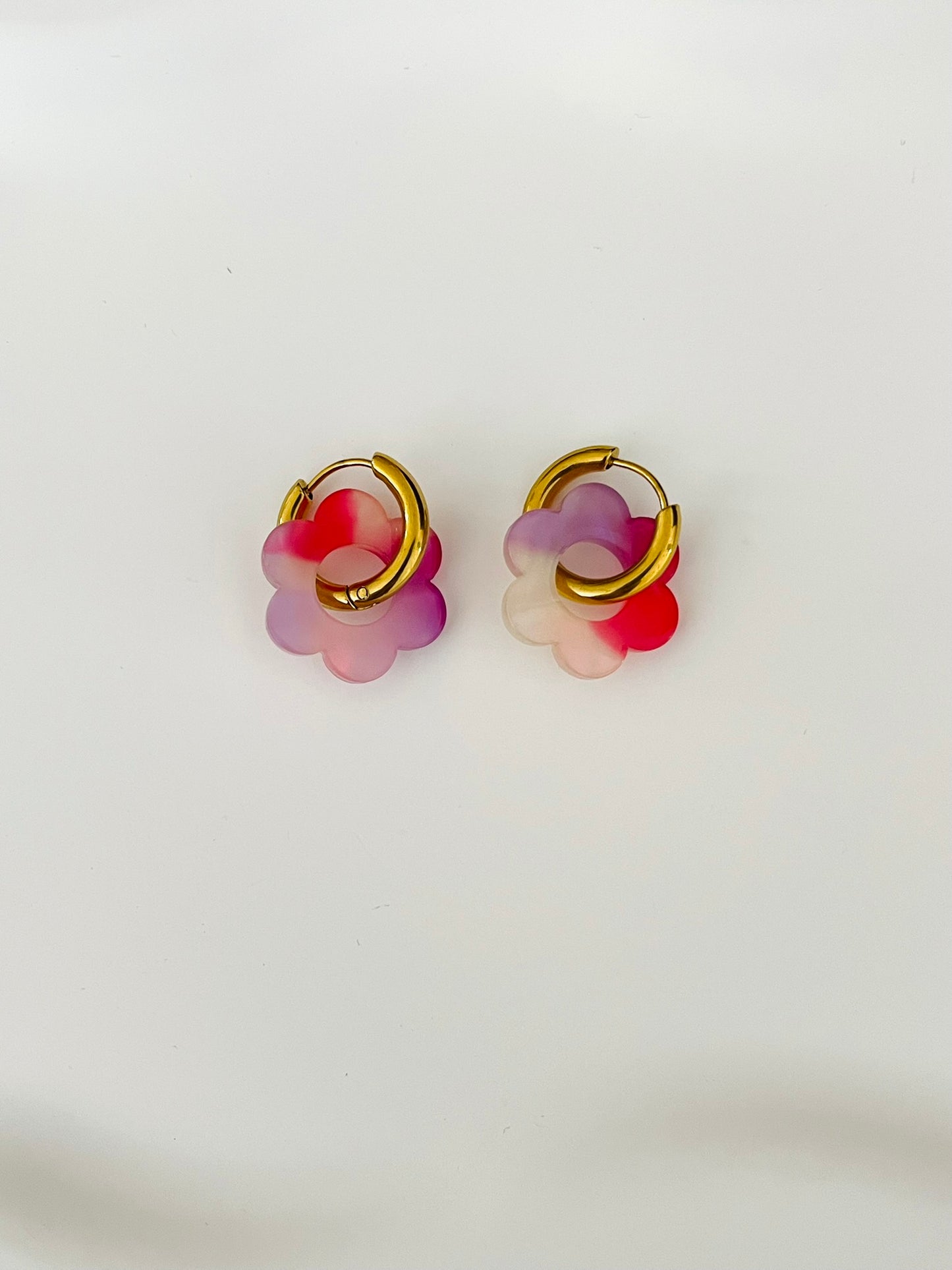 Boucles d'oreilles créoles adaptées pour les enfants à partir de 6 ans.
Créoles en acier inoxydable doré de 15mm.
Petites fleurs rose et lilas en acrylique.
