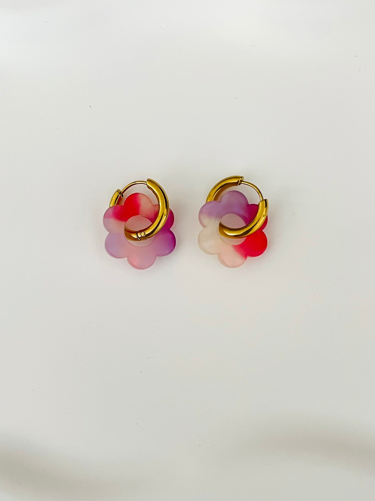 Boucles d'oreilles créoles adaptées pour les enfants à partir de 6 ans.
Créoles en acier inoxydable doré de 15mm.
Petites fleurs rose et lilas en acrylique.
