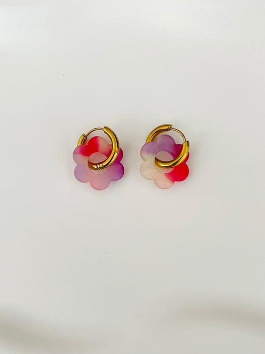 Boucles d'oreilles créoles adaptées pour les enfants à partir de 6 ans.
Créoles en acier inoxydable doré de 15mm.
Petites fleurs rose et lilas en acrylique.
