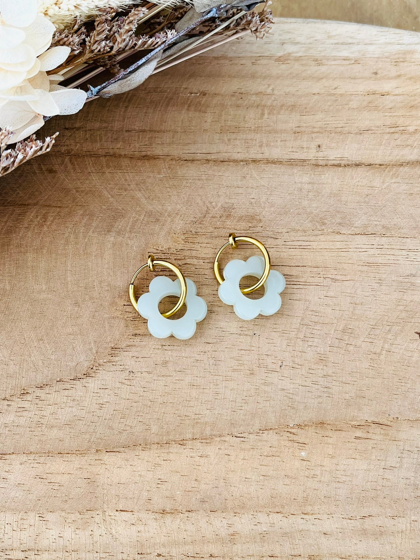 Boucles d'oreilles créoles à clip pour oreilles non percées.
Créoles en acier inoxydable doré.
Fleur en acrylique blanc crème.
Bijou fantaisie fait main.