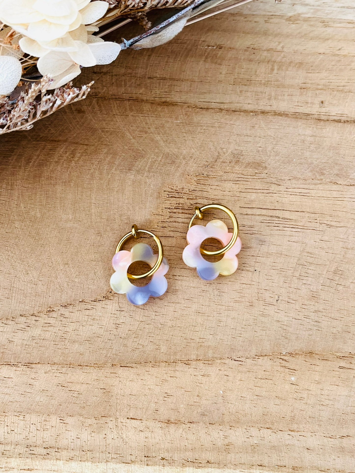 Boucles d'oreilles créoles à clip pour oreilles non percées.
Créoles en acier inoxydable doré. 
Fleur en acrylique couleur jaune e saumon.
Bijou fantaisie fait main.