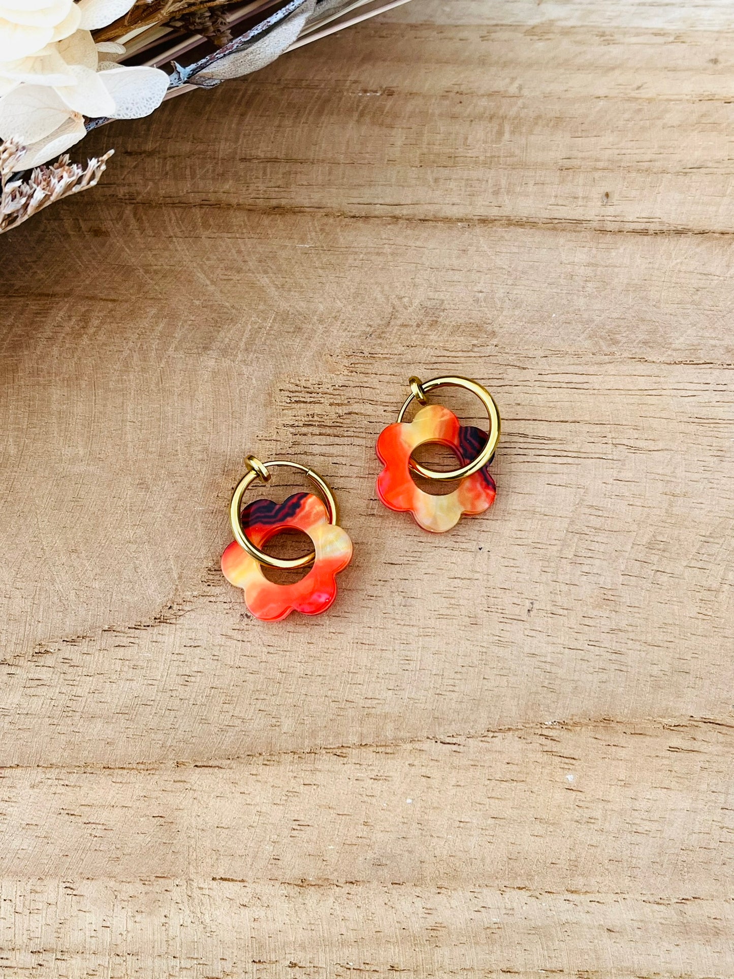 Boucles d'oreilles créoles à clip pour oreilles non percées.
Créoles en acier inoxydable doré.
Fleur en acrylique couleur sunset: orange, rouge, jaune.
Bijou fantaisie fait main.