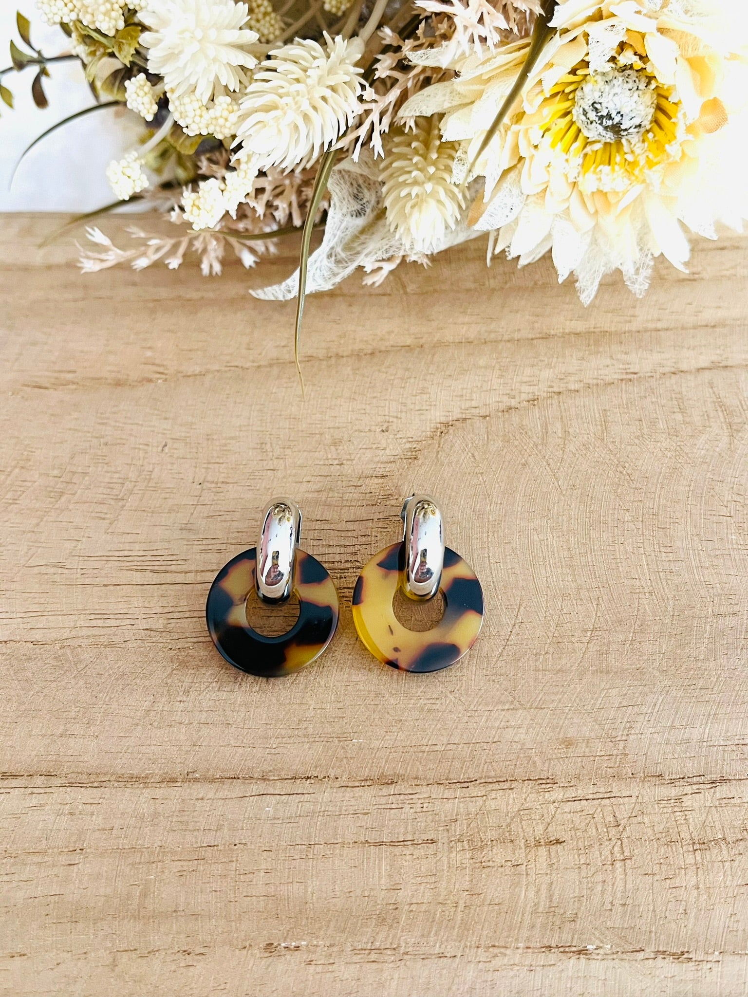 Boucles d'oreilles à clous style créoles bombées dorées.
Pendentifs donut en acrylique.
Boucles d'oreilles fantaisie fait main.