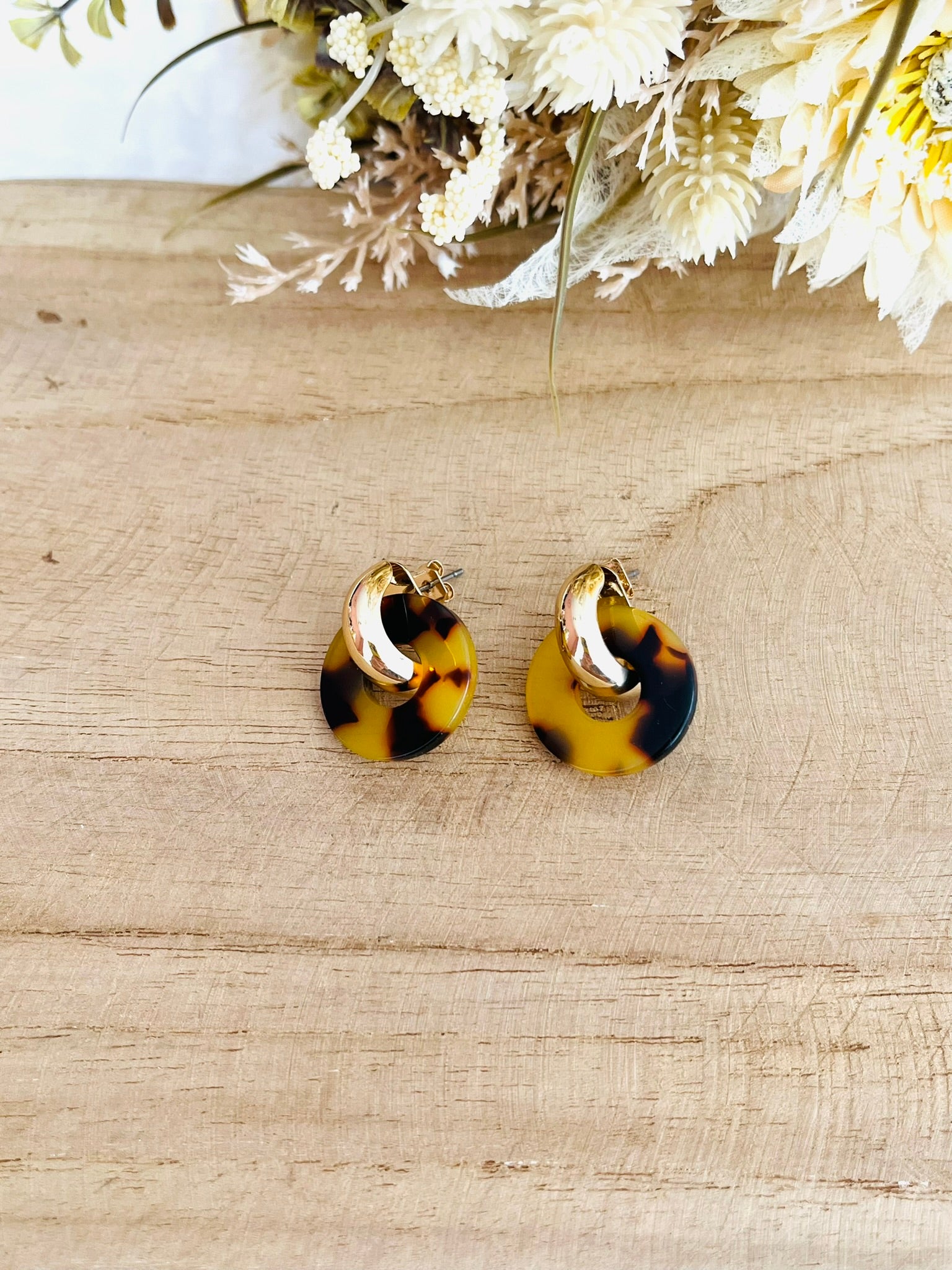 Boucles d'oreilles à clous style créoles bombées dorées.
Pendentifs donut en acrylique.
Boucles d'oreilles fantaisie fait main.