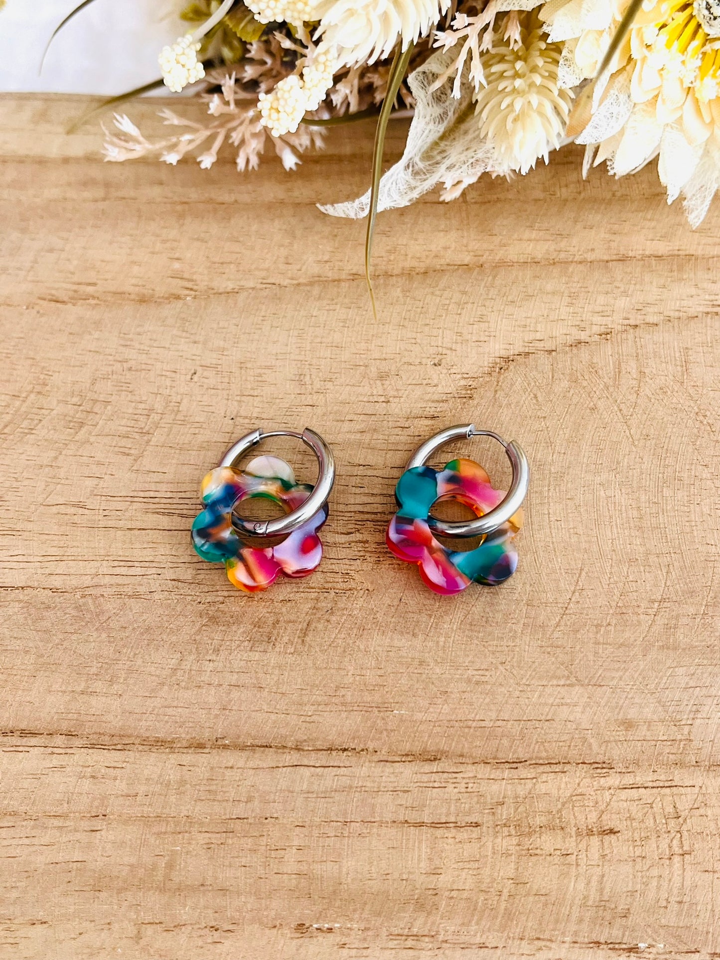 Boucles d'oreilles créoles fantaisie faites main.
Créoles en acier inoxydable couleur argent.
Pendentif fleur en acrylique noir, vert, multicolore ou rose/vert.
Bijou fantaisie fait main.