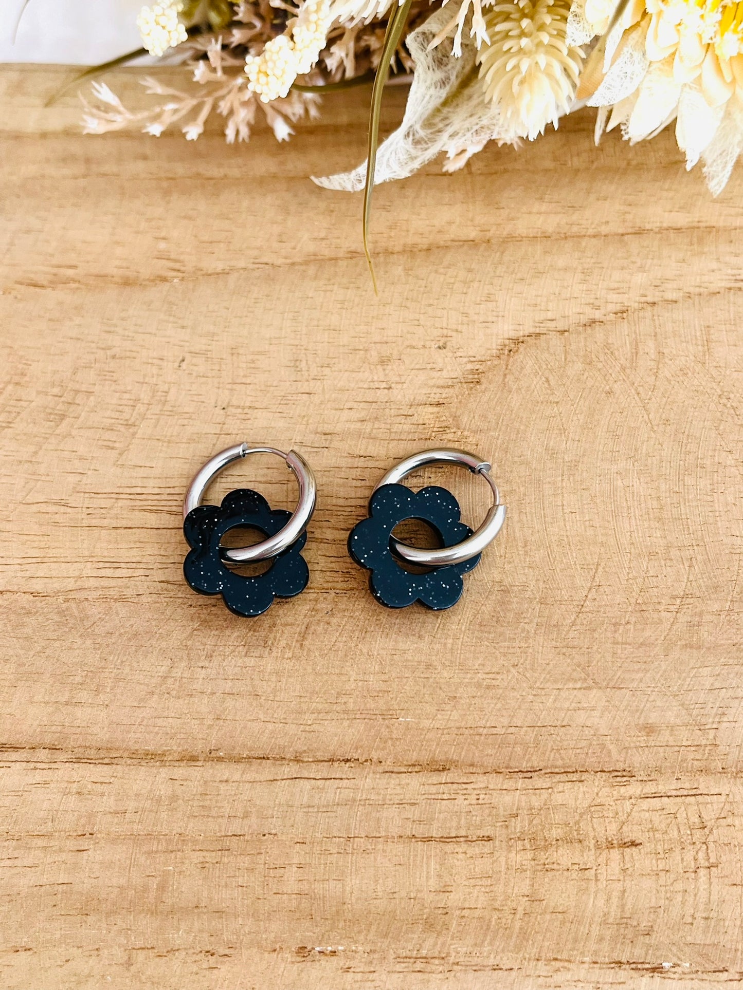 Boucles d'oreilles créoles fantaisie faites main.
Créoles en acier inoxydable couleur argent.
Pendentif fleur en acrylique noir, vert, multicolore ou rose/vert.
Bijou fantaisie fait main.