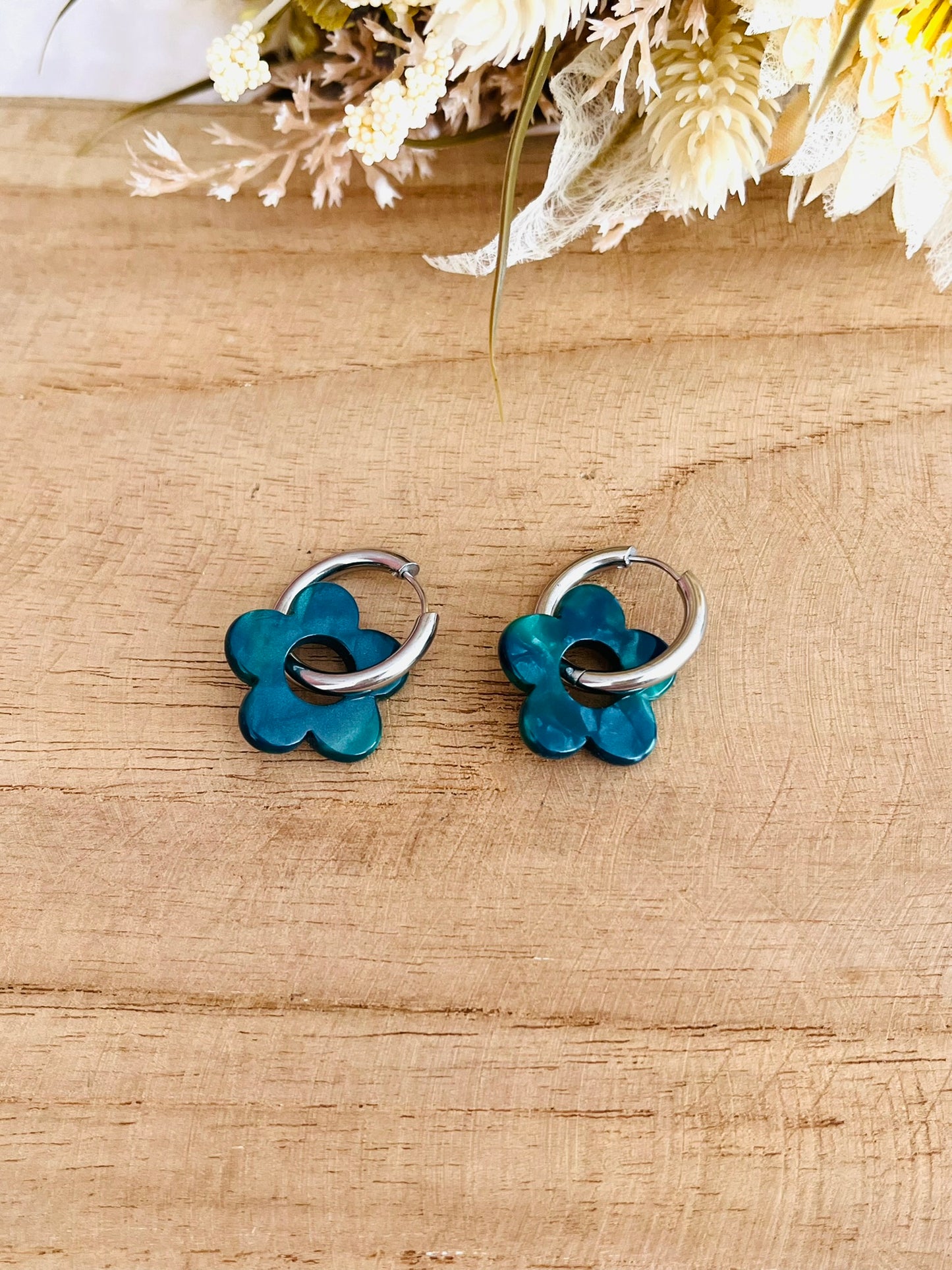 Boucles d'oreilles créoles fantaisie faites main.
Créoles en acier inoxydable couleur argent.
Pendentif fleur en acrylique noir, vert, multicolore ou rose/vert.
Bijou fantaisie fait main.