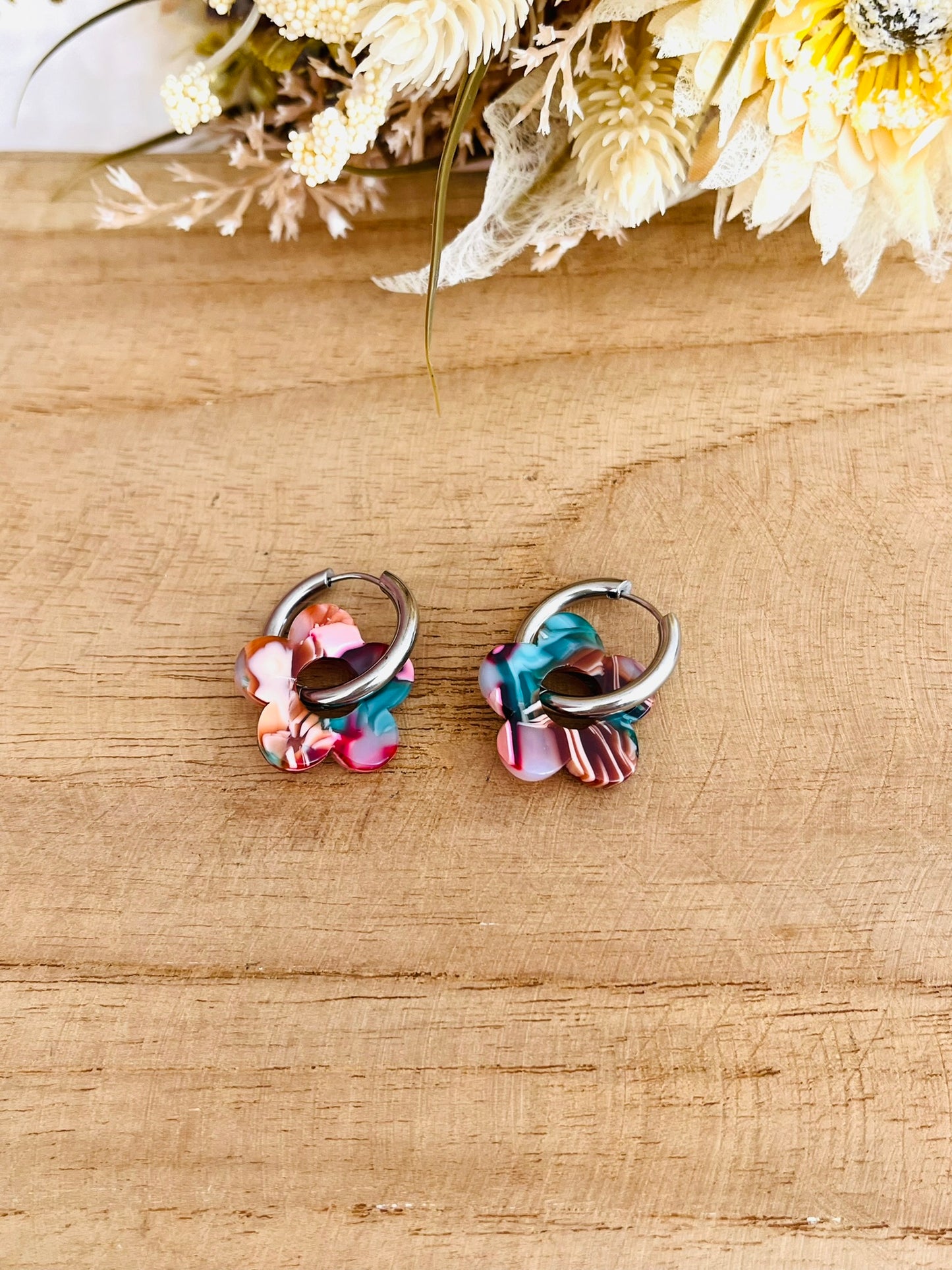 Boucles d'oreilles créoles fantaisie faites main.
Créoles en acier inoxydable couleur argent.
Pendentif fleur en acrylique noir, vert, multicolore ou rose/vert.
Bijou fantaisie fait main.