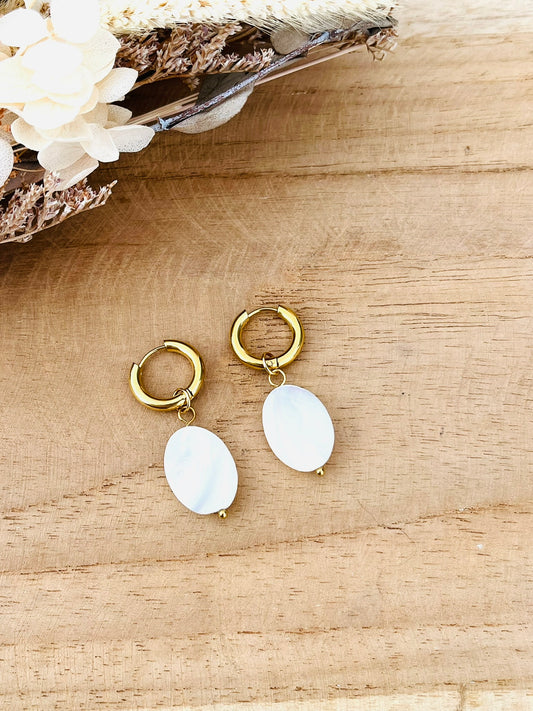 Boucles d'oreilles créoles fantaisie faites à la main.
Créoles en acier inoxydable doré de 15mm.
Pendants de forme ovale en nacre naturelle.
Bijou fantaisie fait main.
