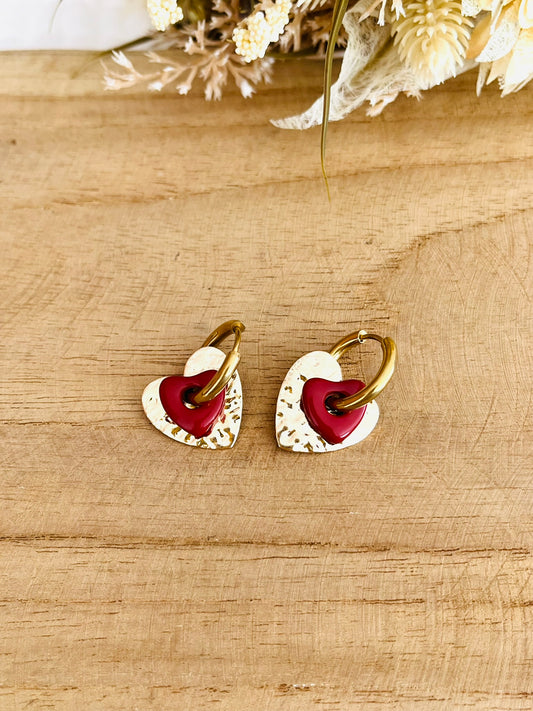 Boucles d'oreilles fantaisie fait main.
Créoles en acier inoxydable doré avec un coeur martelé doré et un coeur émaillé rouge foncé, bordeaux.
Bijoux fantaisie fait main.