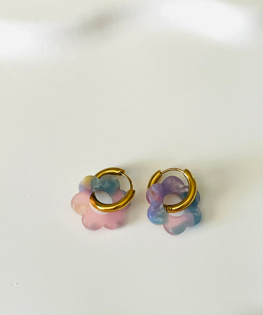 Boucles d'oreilles créoles adaptées pour les enfants à partir de 6 ans.
Créoles en acier inoxydable doré de 15mm.
Petites fleurs rose et bleu en acrylique.