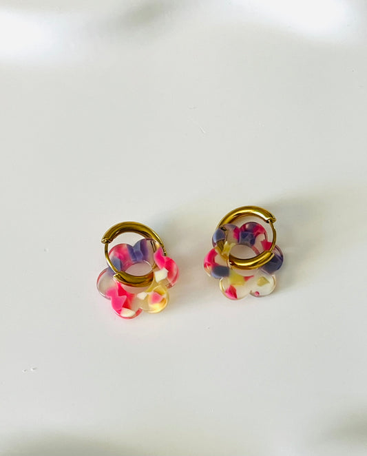 Boucles d'oreilles créoles adaptées pour les enfants à partir de 6 ans.
Créoles en acier inoxydable doré de 15mm.
Petites fleurs transparentes rose, violet et jaune en acrylique.