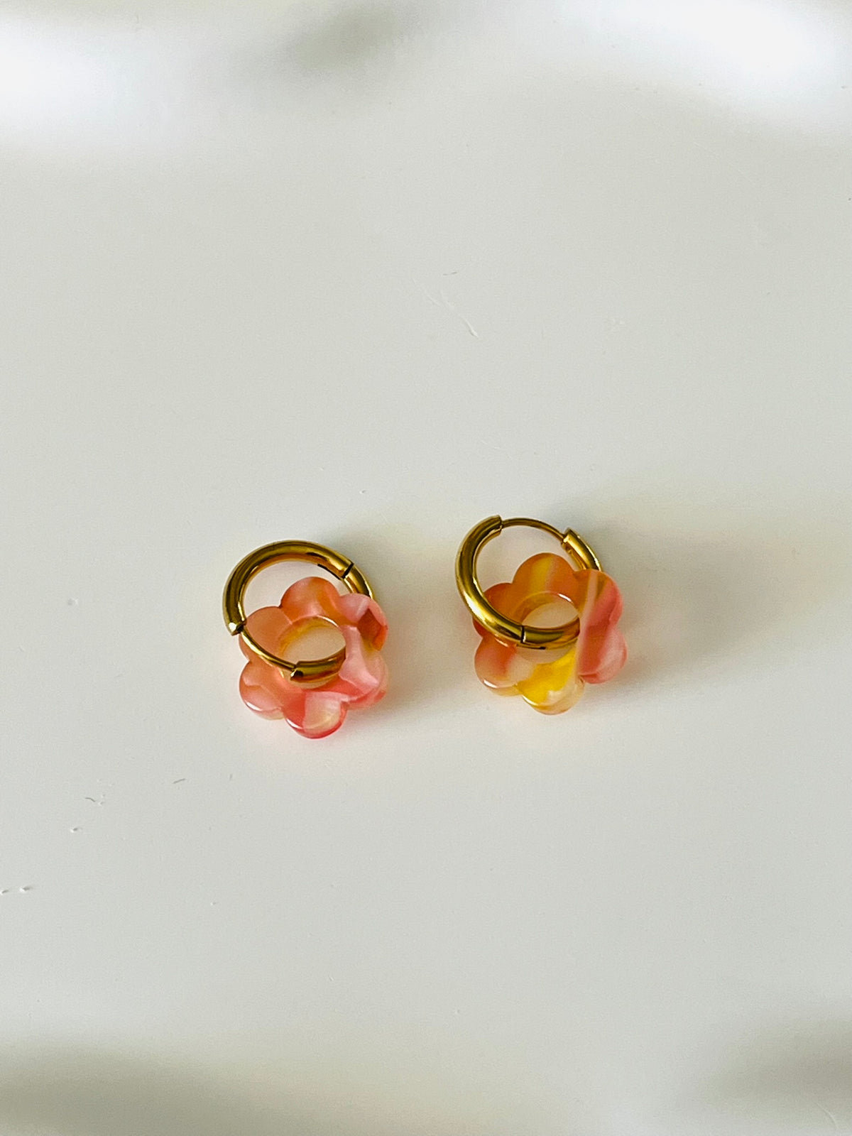 Boucles d'oreilles créoles adaptées pour les enfants à partir de 6 ans.
Créoles en acier inoxydable doré de 15mm.
Petites fleurs rose et jaune en acrylique.
