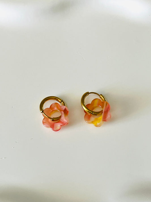 Boucles d'oreilles créoles adaptées pour les enfants à partir de 6 ans.
Créoles en acier inoxydable doré de 15mm.
Petites fleurs rose et jaune en acrylique.
