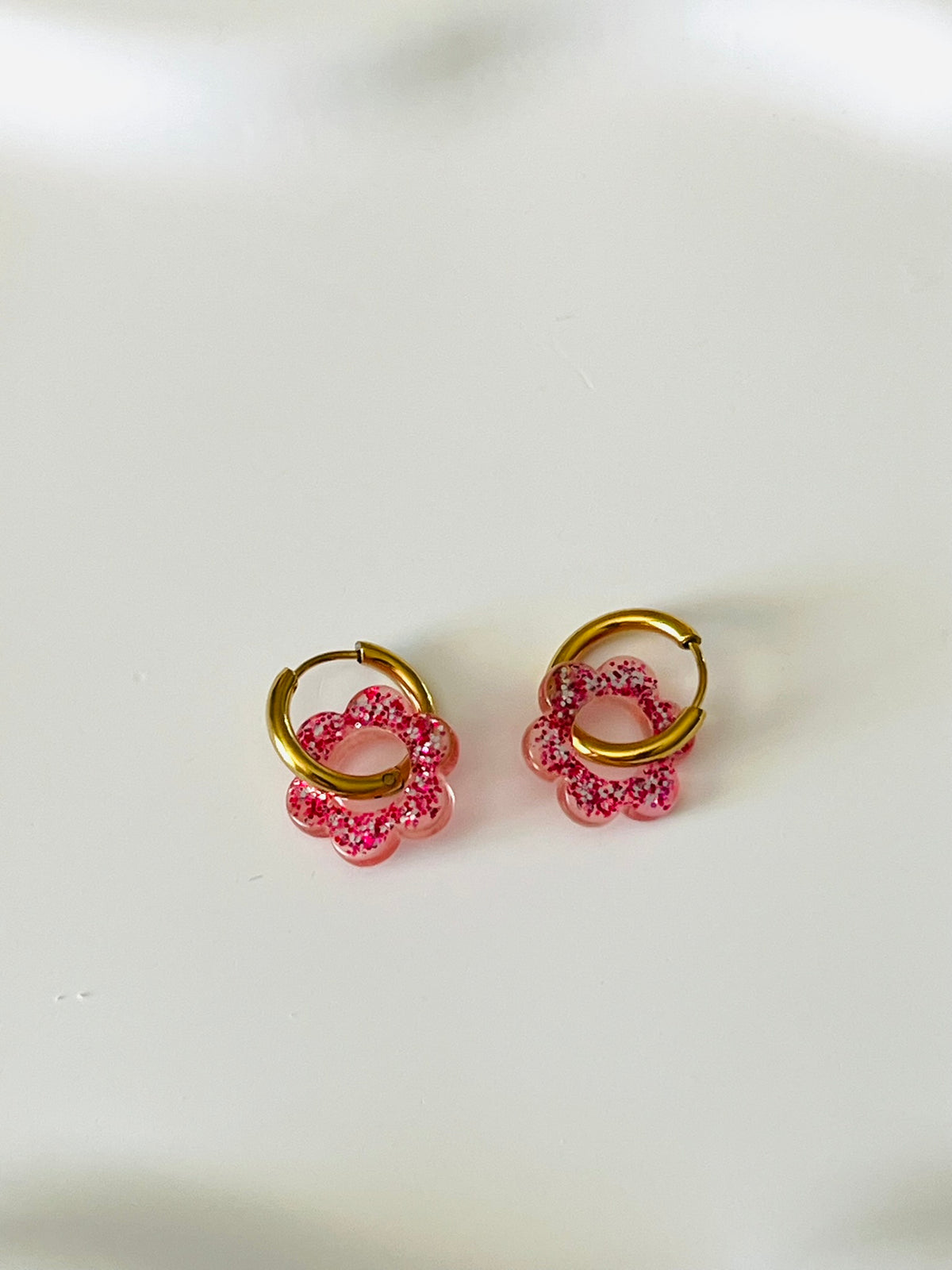 Boucles d'oreilles créoles adaptées pour les enfants à partir de 6 ans.
Créoles en acier inoxydable doré de 15mm.
Petites fleurs rose fuchsia pailleté en acrylique.
