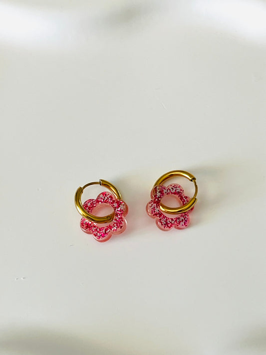 Boucles d'oreilles créoles adaptées pour les enfants à partir de 6 ans.
Créoles en acier inoxydable doré de 15mm.
Petites fleurs rose fuchsia pailleté en acrylique.
